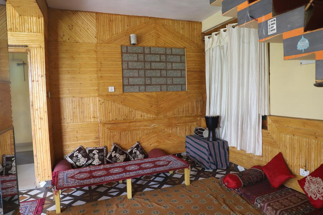 Indian Backpackers Hostel Manāli Екстериор снимка
